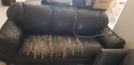 Single sofa warna hitam pekat