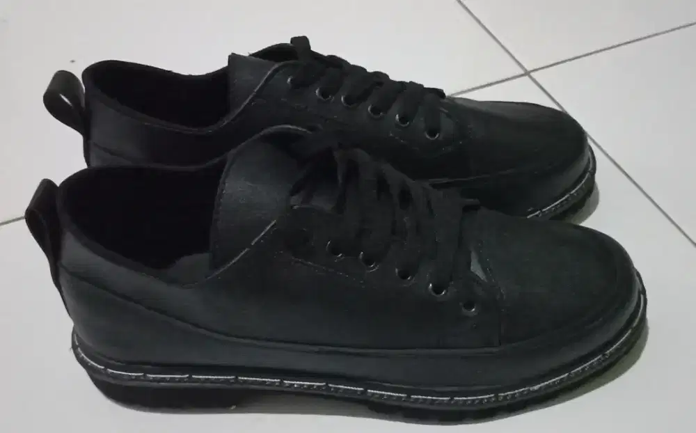 Dijual. Sepatu fullblack. Like new