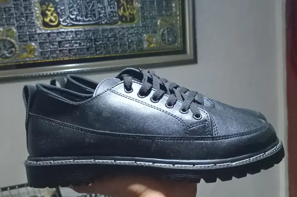 Dijual cepat Sepatu fashion fullblack like new