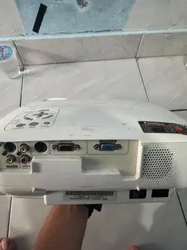 Proyektor nec vt590