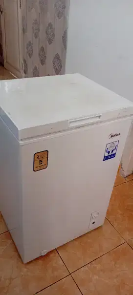 Dijual frezer merk midea