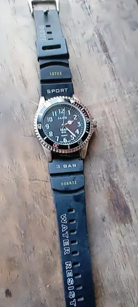 Jam tangan pria quartz