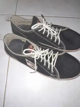sepatu hitam nexover masih bagus ori