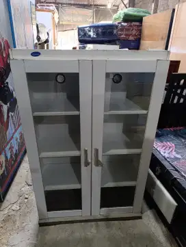 Lemari Serbaguna 2 Pintu Kaca – Murah & Siap Pakai!