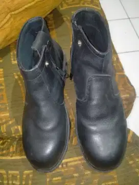 Sepatu safety size 42
