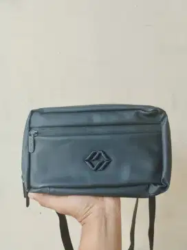 Tas pria sampai bisa di gunakan di genggam