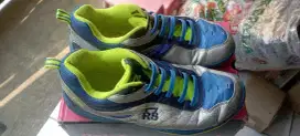 Di jual sepatu badminton