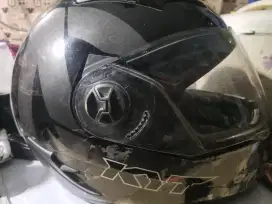 Di jual helm butuh uang.