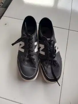 Sepatu bekas second
