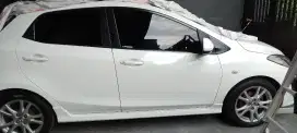 Mobil sedan mazda