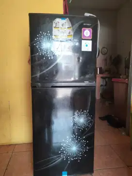 Dijual kulkas sharp 2 pintu