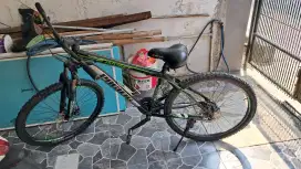 Sepeda gunung (MTB) merek Pacific Invert 100.