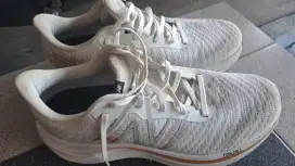 Sepatu running new balance fuelcell