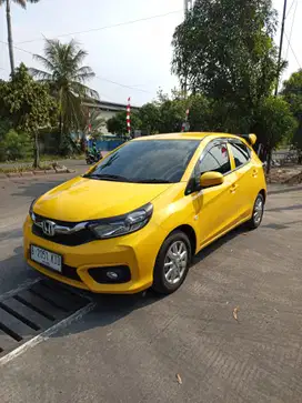 Honda New Brio 1.2 E AT 2022 Kuning