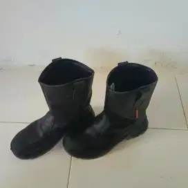 Dijual sepatu safety bekas dengan kondisi bagus