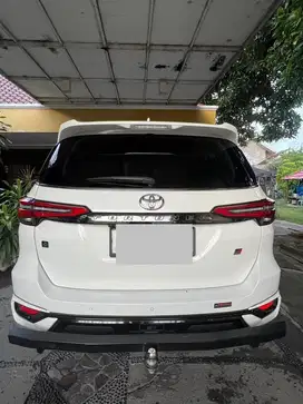 Toyota Fortuner VRZ 2021 Bensin GR Sport Putih Pearl