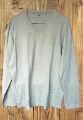Kaos Uni Qlo Size XL. Lengan Panjang Abu-abu. V Neck. 100% Cotton.