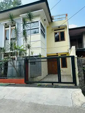 Rumah 2 lantai siap huni di komplek setra duta bandung