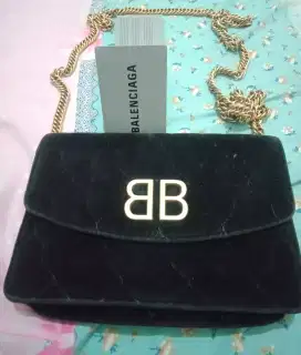 Tas Balenciaga hitam