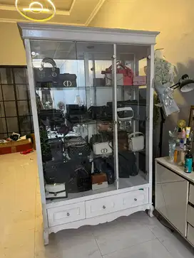 Rak pajangan lemari kaca tas