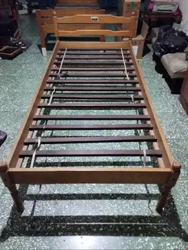 Tempat tidur kayu kokoh