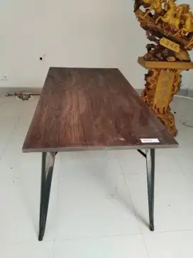 Peralatan kantor meja dan kursi
