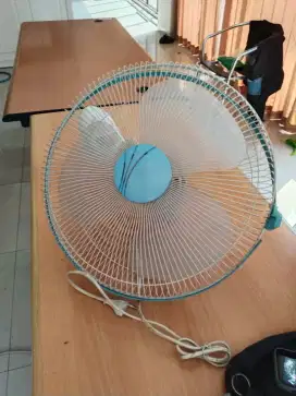 Kipas angin putar warna biru