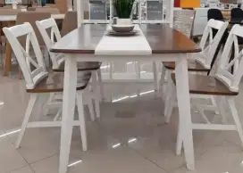 Meja makan estetik minimalis Informa