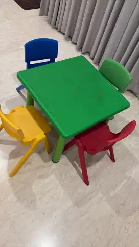 Meja belajar anak dan 4 kursi anak