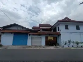 Disewakan rumah luas dan gudang dekat Bugisan