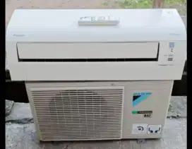 Jual ac Daikin 3/4 pk Inverter R32 lowat 690 wat kondisi 95% ori semua