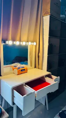 Meja rias berikut bonus 5 lampu ikea seharga 300rb