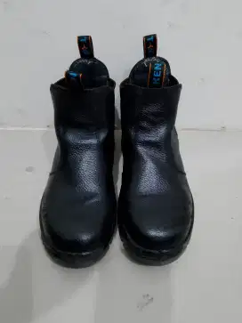 Di jual sepatu safety No 8/42