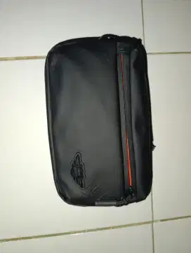 Tas slempang hitam