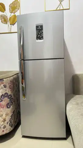 ELECTROLUX 2 PINTU 225 LITER BU
