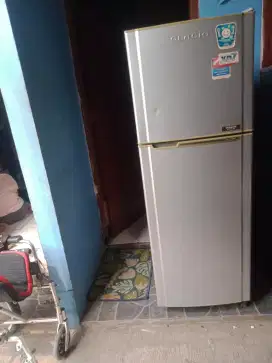 Dijual cepat kulkas 2 pintu