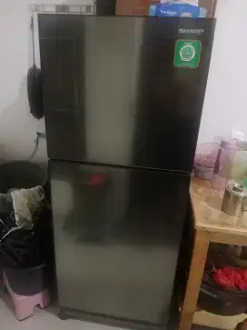 Kulkas merek Sharp 2 pintu