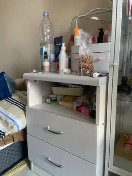 Meja kayu putih