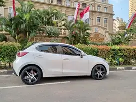 MAZDA 2 1.5 R Skyactiv Putih 2015 AT Mulus Full Original