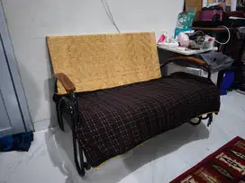 Dijual Cepat! Bangku Rotan & Besi Klasik – Kondisi Bagus