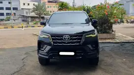 Toyota fortuner srz gr sport bensin 2022 hitam