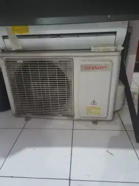 AC sharp 1/2 pk bekas