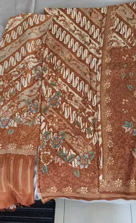 Kain dan Selendang Batik Motif klasik modern