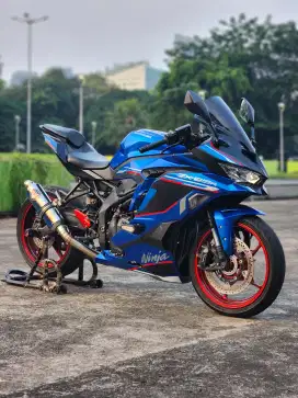 Kawasaki ZX25R ABS Biru