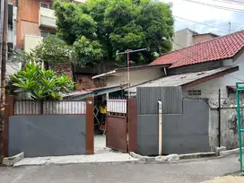 RUMAH KEMAYORAN DEKAT STASIUN & PERKANTORAN HITUNG TANAH JARANG ADA
