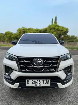 FORTUNER GR SPORT DIESEL 2.8CC AT TH 2023 PUTIH GRASS LOW KM ISTIMEWA
