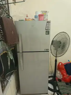Kulkas 2 pintu merk polytron