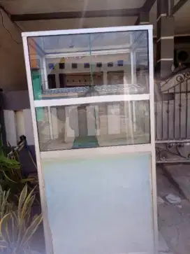Etalase kaca bekas jualan