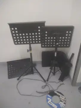 Di jual stand buk musik ada tiga unit harga semuanya 110ribu