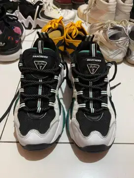 Sepatu Skechers no 37